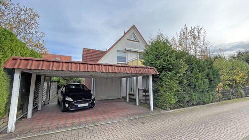 Ansicht mit Doppelcarport - 5 Zimmer Einfamilienhaus zum Kaufen in Ronnenberg