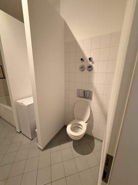 Toilette - Etagenwohnung mit 79,00 m&sup2; in Berlin zur Miete