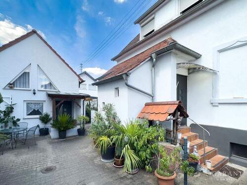 Innenhof - *** Mehrgenerationen-Traum in Sandhausen: Zwei Häuser auf einem Grundstück ***