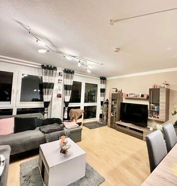 Helles geräumiges Wohnzimmer - 3 Zimmer Etagenwohnung zum Kaufen in Teningen