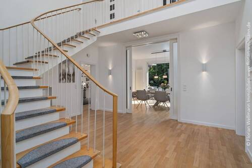 Diele (20,08m²) mit Treppe ins Dachgeschoss und Zugang zum Wohn- und Esszimmer sowie zur Küche. - 8 Zimmer Einfamilienhaus in Bremen