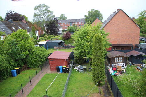 BLICK VOM DACHBODEN IN DEN GARTENIN DEN GARTEN - 