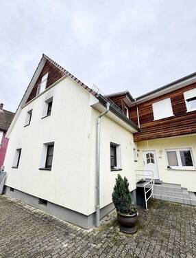 Hof Hausansicht - Großzügige 7-Zimmer Doppelhaushälfte