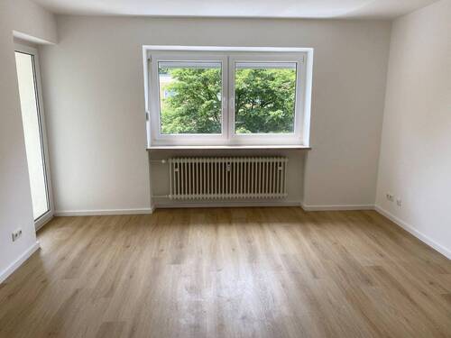 Ansicht I: Wohn- und Esszimmer - Helle und geräumige 3-Zimmer-Wohnung mit EBK und BALKON