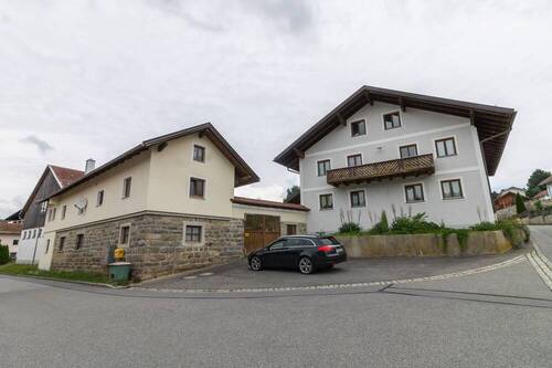 Außen 1 - Gemeinde Hutthurm 3-Seit-Hof: Wohnhaus - Nebengebäude mit Einliegerwohnung - StallScheune zentral in Weilerlage