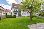 Hausansicht Gartenseite/ Gemeinschaftsgarten - 3-Zimmer-Wohnung mit großem Sonnenbalkon! Wohlfühlen in ruhiger, zentraler Lage von Degerloch!