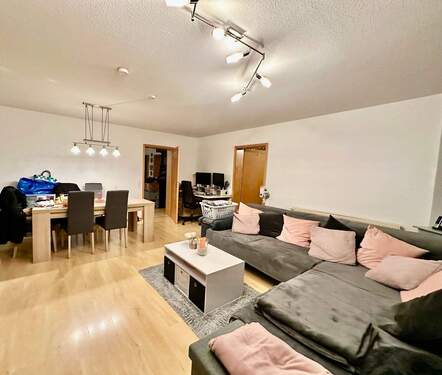 Großzügiges Wohnzimmer - 3 Zimmer Etagenwohnung zum Kaufen in Teningen