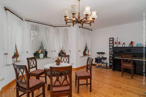 Zweites Wohnzimmer (23,01m²) mit Echtholzdielenboden und Erker. - 