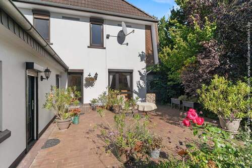 ... mit Südausrichtung und umgeben von prächtigem Baumbestand. - 