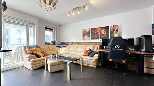 Wohnzimmer- - 2 Zimmer Etagenwohnung zum Kaufen in Deining