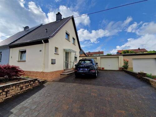 Front - Gemütliche Immobilie mit Garten und 2 Garagen in ruhige Lage 66539 NeunkirchenFurpach