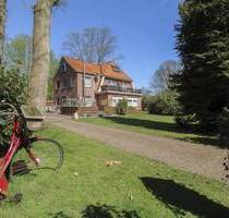 Grün!Großzügig!Gestaltbar! Zweifamilienhaus mit Parkcharakter in herrlicher Feldrandlage von Wingst