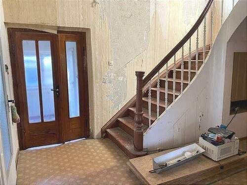 Flur mit Treppe ins DG - 