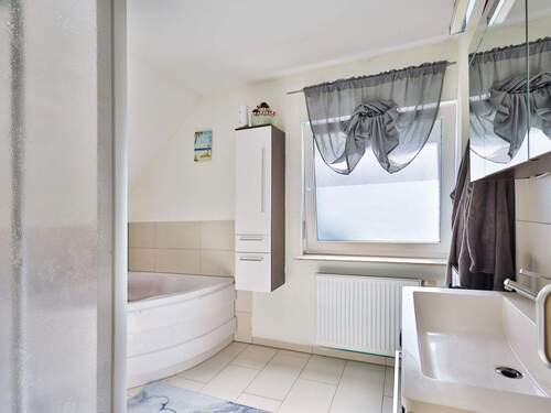 Tageslichtbad mit Eckbadewanne und Dusche im Obergeschoss - 