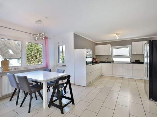 Einladender, großer Essbereich mit offener Küche - Vollunterkellertes Einfamilienhaus mit moderner Küche und großer Sonnenterrasse!