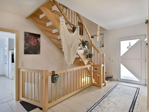 Geräumiger Eingangsbereich - 5 Zimmer Einfamilienhaus zum Kaufen in Weil der Stadt