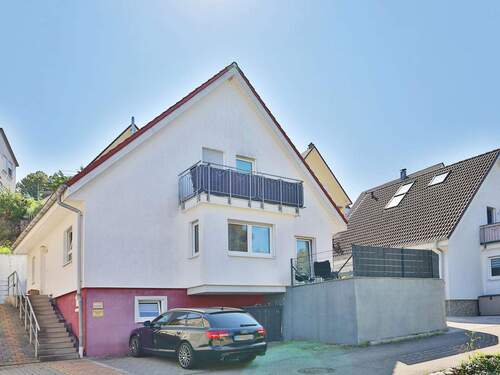 Hausansicht mit 3 Stellplätzen - 5 Zimmer Einfamilienhaus in Weil der Stadt