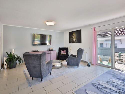 Schöner, heller Wohnbereich mit Zugang zur Terrasse - Einfamilienhaus mit 150,00 m&sup2; in Weil der Stadt zum Kaufen