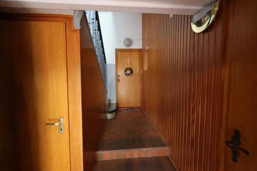 Hauseingang Flur - 1 Zimmer Mehrfamilienhaus, Wohnhaus zum Kaufen in Herne