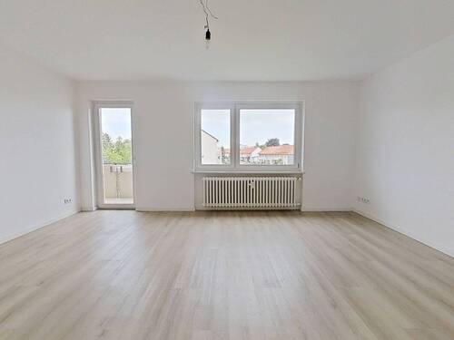 Ansicht I: Wohn- und Esszimmer - Perfekt für eine kleine Familie: Große 4-Zimmer-Wohnung mit BALKON in ruhiger Lage