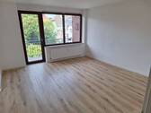 Schlafzimmer 1 mit Balkonzugang (hinten).jpg - 3 Zimmer Etagenwohnung in Emden