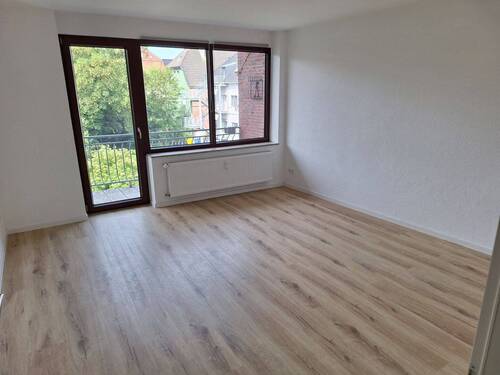 Schlafzimmer 1 mit Balkonzugang (hinten).jpg - 3 Zimmer Etagenwohnung in Emden