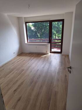 Schlafzimmer 2 mit Balkon.jpg - Etagenwohnung mit 98,00 m&sup2; in Emden zur Miete