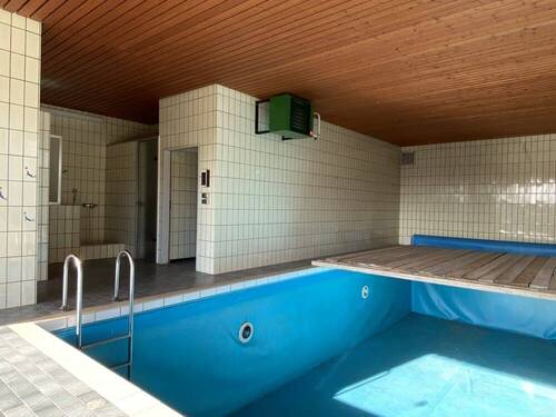 Schwimmbad - Zweifamilienhaus mit großzügigem Hallenanbau und eigenem Wellnessbereich