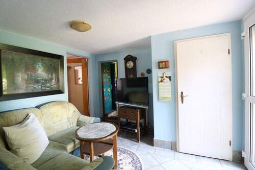 Flur mit Ausgang zum Grundstück - 