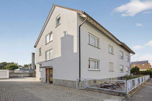 Außenbild - Gepflegtes 3-Familienhaus mit Balkonen, Garagen und großem Hof in ruhiger Lage