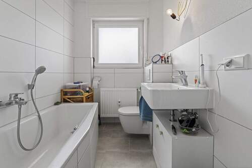 Obergeschoss Bad - 1 Zimmer Mehrfamilienhaus, Wohnhaus in Weingarten
