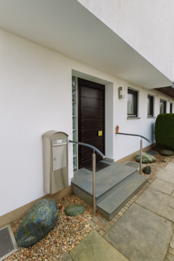 Eingangsseite des Hauses - 7 Zimmer Einfamilienhaus zum Kaufen in Neufahrn bei Freising