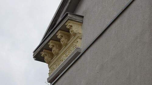 Giebelverzierungen Mehrfamilienhaus - 