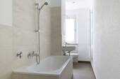 Badezimmer mit Badewanne - 