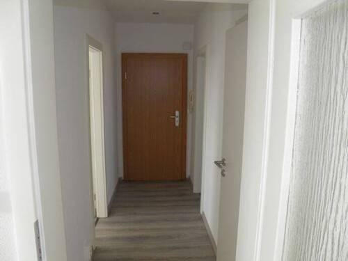 Flur mit Deckenbeleuchtung - 2 Zimmer Etagenwohnung zur Miete in Eilenburg