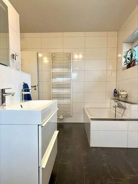 großzügiges Bad im OG - 