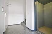 Treppenhaus mit Personenaufzug - 