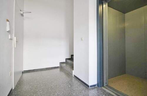 Treppenhaus mit Personenaufzug - 