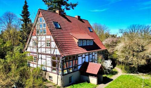 Gartenansicht - alles 'außer-gewöhnlich' - ruhige, sonnige Lage mit herrlichem Ausblick !