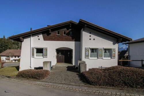 Außenbild (Vorne) - Allgäu-Charme: MFH mit 3 leerstehenden Einheiten und Top-Potenzial