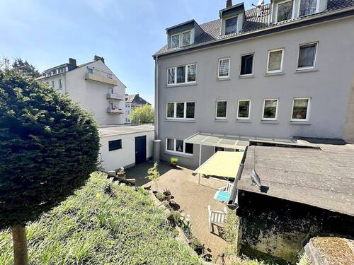 Außenbereich mit Zugang Garage - 