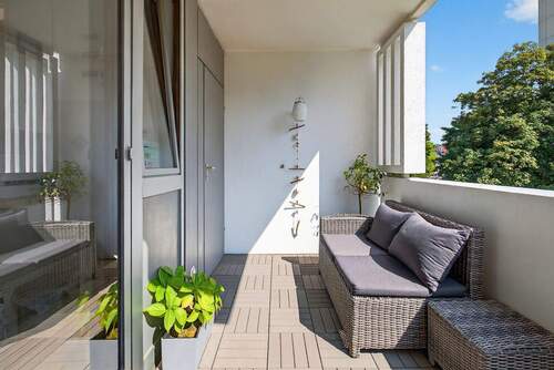 Balkon mit Abstellkammer - 