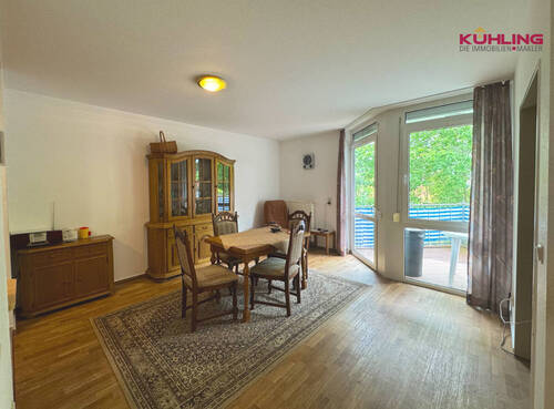 Wohn-/ Essbereich mit Zugang zum Balkon - 