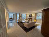Wohnzimmer mit Balkon - Exklusive möblierte 4- Zimmer-Wohnung mit 2 Balkonen in NürnbergLuitpoldhain