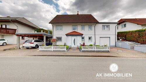 Einfahrt - Vielseitiges Familiendomizil mit Einliegerwohnung in attraktiver Lage von Bodenwerder