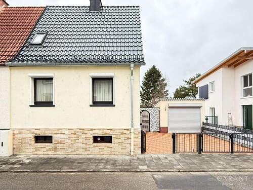 Aussenansicht vorne - ** Ca.760 qm Freiheit mitten in Frankenthal: Charismatische Doppelhaushälfte mit riesigem Garten **