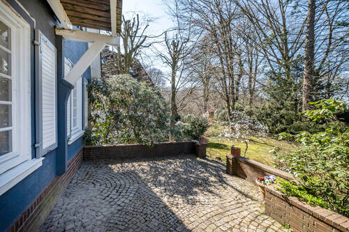 Terrasse mit Blick in den Garten - 