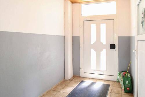 Eingangstür - 6 Zimmer Mehrfamilienhaus, Wohnhaus in Bernburg