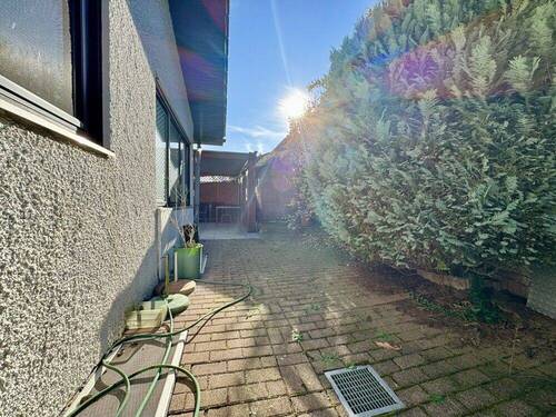 Hausseite hinter Terrasse - Einfamilienhaus mit 144,00 m² in Beilstein zur Miete