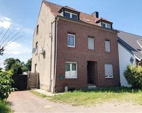 Bild 1 - PROVISIONSFREI für Erwerber (Zwangsversteigerung): Haus mit 3 Wohnungen, 4 Garagen und potenziellem Baugrundstück!